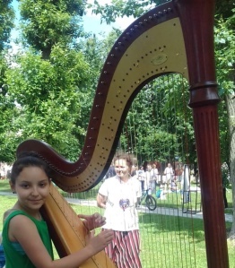 Моя дочурка Вероничка Коротченко играет на арфе.