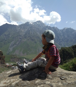 Коля Янко(4 года) Любитель гор и походов.В очередном путешествие. Взрослые часто удивляются, как такой маленький попадает так далеко и так высоко. Его первое слова в детстве были ни ПАПА и МАМА, а горы, пещеры и дольмены