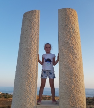 На фото Аня в Парке Скульптур на Кипре в июне. Очень понравился парк! Для прогулок на закате идеально!