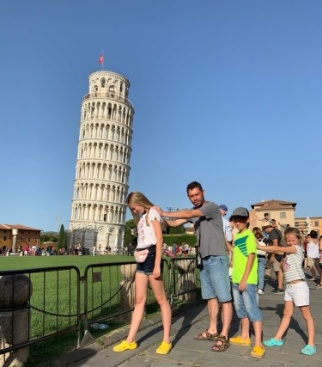 Этим летом мы с семьёй объездили почти всю Италию. Мы увидели много красивых и удивительных мест. Даже не забыли посетить Пизанскую башню. Нам не совсем понравилось, как она стоит. Поэтому мы решили её немножко выровнять. Но потом подумали и решили, что пусть стоит так. А то фотографироваться будет не с чем.