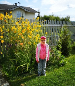 Я на фото нашей клумбы где растут золотые шары (Дарья Точилина).