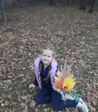 На фото моя дочь Алёна, 8 лет. Прогулка в осеннем лесу.