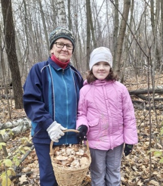 На фото я с бабушкой в осеннем лесу. У нас в руках полная корзина грибов, собранных нами❤??????