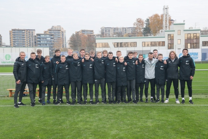 Команда Академии U-15 посетила тренировку «Зенита»