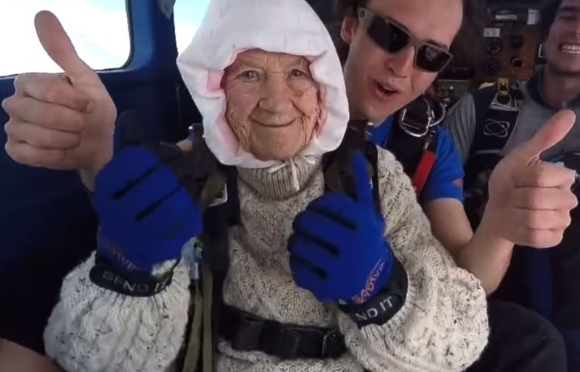 В Австралии 102-летняя бабушка прыгнула с парашютом и установила мировой рекорд