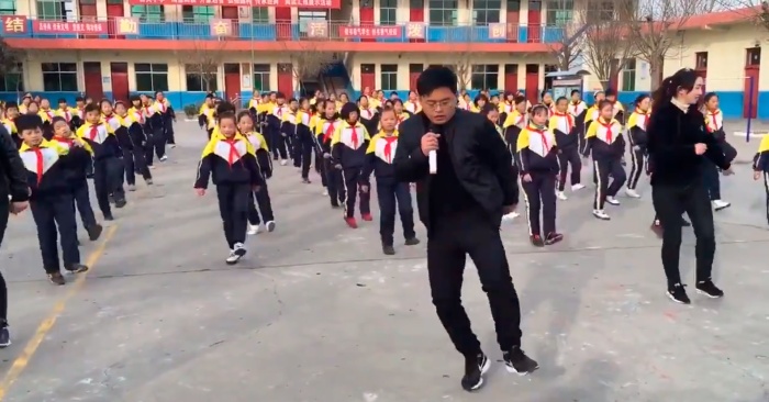 Директор школы стал звездой Интернета благодаря зажигательным танцам вместе с учениками