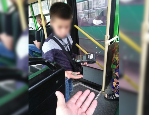 В Екатеринбурге 7-летний мальчик работает кондуктором автобуса