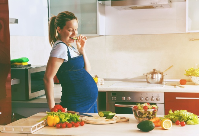 Ученые выяснили, как нужно питаться беременным