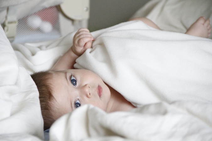 Ученые выяснили, как икота влияет на мозг младенцев