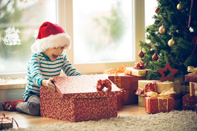 Почему Деду Морозу не стоит дарить детям дорогие подарки
