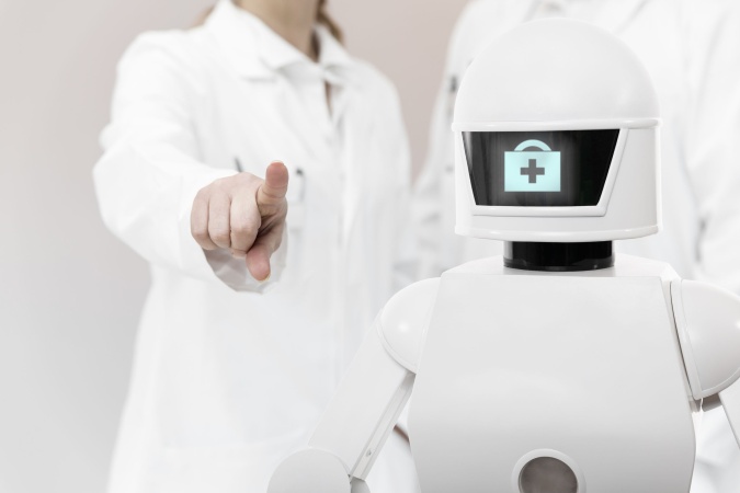 В Сингапуре за больными коронавирусом начали ухаживать роботы-медсёстры