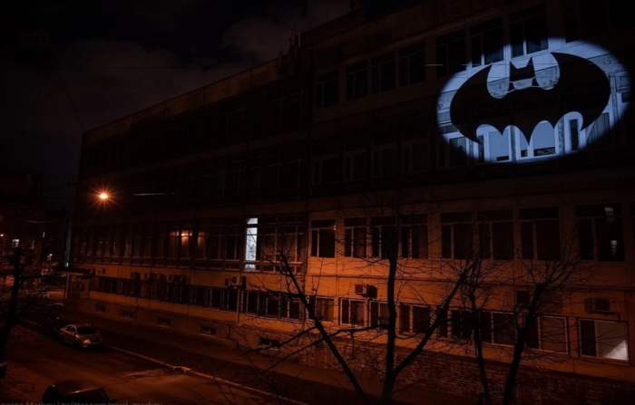 В Санкт-Петербурге стали использовать сигнал Бэтмена, чтобы жители оставались дома