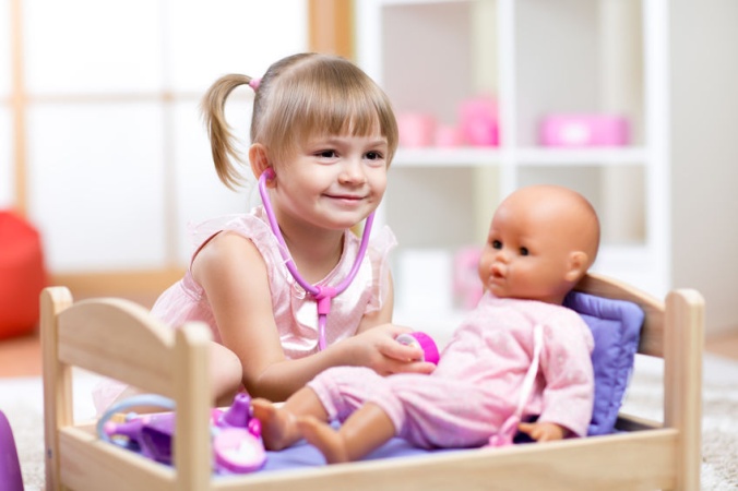 Интернет-издание "Мел" объясняет, почему детям надо играть в куклы