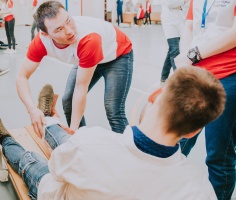 Волонтеры-медики учат оказывать первую помощь