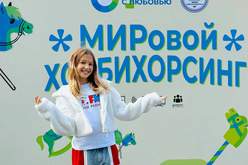 В Москве прошли скачки на деревянных лошадках